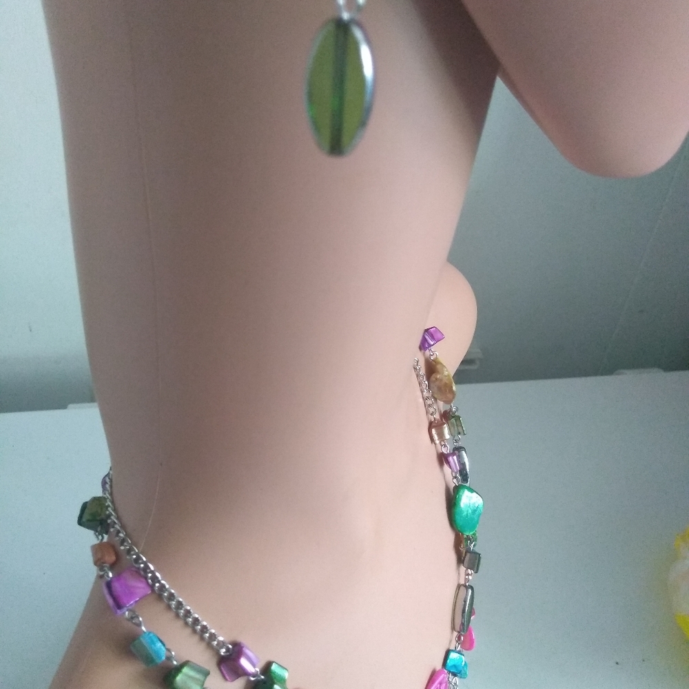 Colorfull Shell Necklace and Earring Set. - Picture 7 of 8